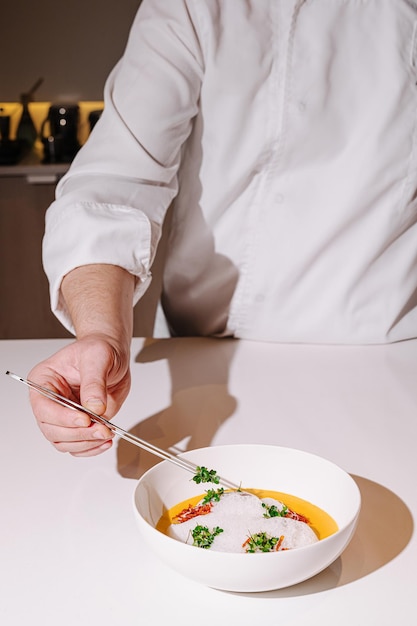 Bucătar pregătind farfurie